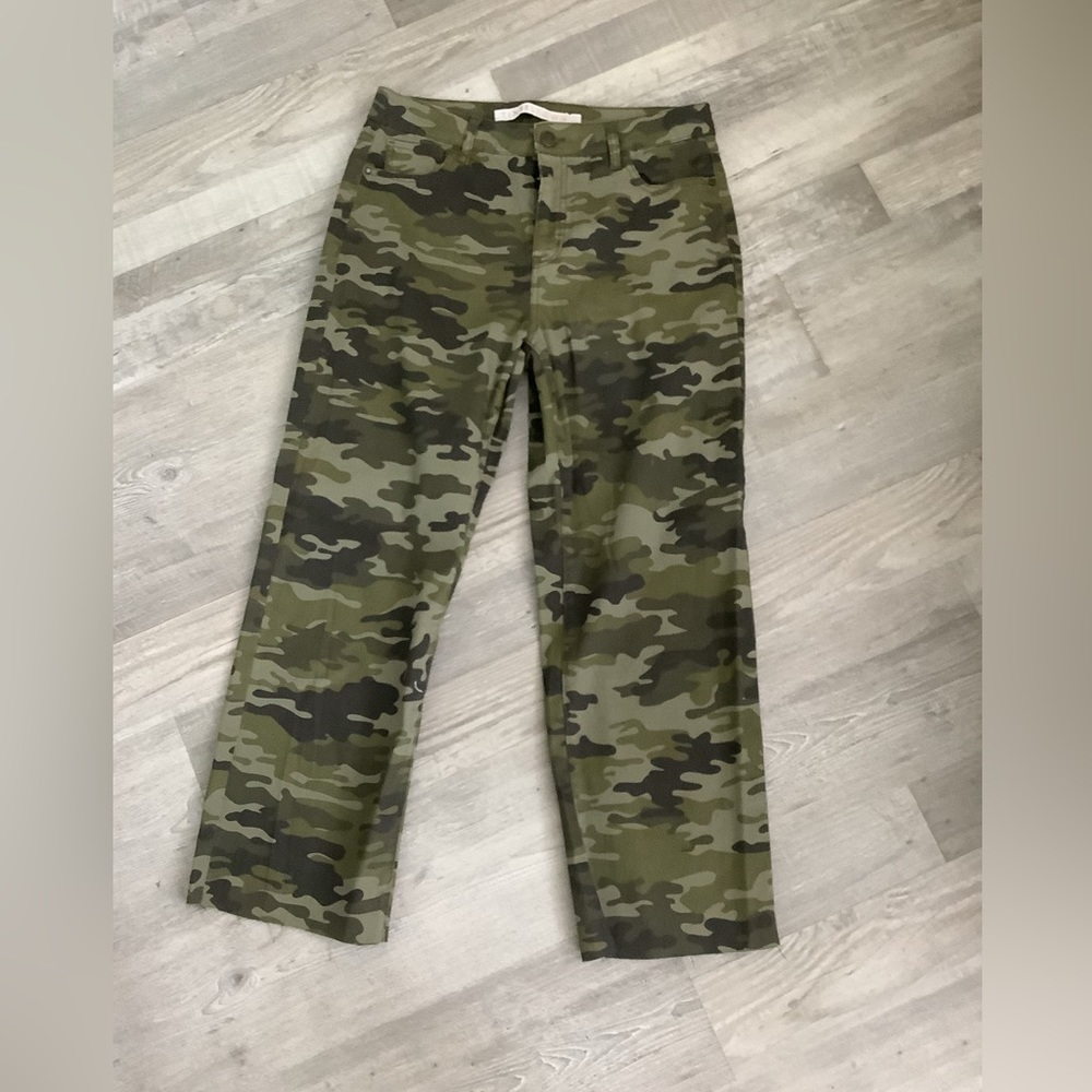 TINSELTOWN CAMO RAW HEM JEANS NWOT